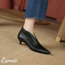 將圖片載入圖庫檢視器 Black-Leather-Pointed-Toe-Ankle-Boots-with-Kitten-Heels-model-shots