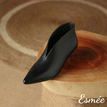 將圖片載入圖庫檢視器 Black-Leather-Pointed-Toe-Ankle-Boots-with-Kitten-Heels-product-shots