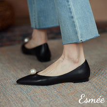 將圖片載入圖庫檢視器 Black-Leather-Pointed-Toe-Flats-with-Pearl-model-shots