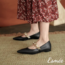 將圖片載入圖庫檢視器 Black-Leather-Pointed-toe-Flats-with-Golden-Chain-Straps-model-shots