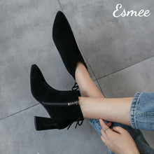 將圖片載入圖庫檢視器 Black-Suede-Ankle-Boots-with-Block-Heels-model-shots