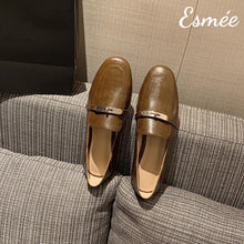 將圖片載入圖庫檢視器 Brown-Leather-Loafers-with-Silver-Plated-Metal-Buckle-product-shots