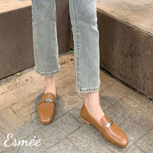 將圖片載入圖庫檢視器 Caramel-Leather-Loafers-with-Silver-Plated-Metal-Buckle-model-shots