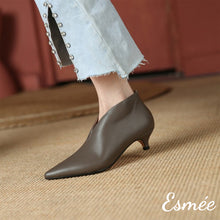 將圖片載入圖庫檢視器 Dark-Grey-Leather-Pointed-Toe-Ankle-Boots-with-Kitten-Heels-model-shots