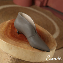 將圖片載入圖庫檢視器 Dark-Grey-Leather-Pointed-Toe-Ankle-Boots-with-Kitten-Heels-product-shots