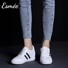 將圖片載入圖庫檢視器 Invisible-increased-height-white-leather-sneakers-with-mesh-black-model-shots