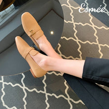 將圖片載入圖庫檢視器 Khaki-Leather-Loafers-with-T-Metal-Buckle-model-shots
