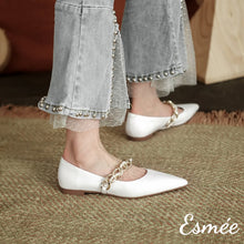 將圖片載入圖庫檢視器 White-Leather-Pointed-toe-Flats-with-Golden-Chain-Straps-model-shots