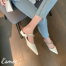 將圖片載入圖庫檢視器 White-Patent-Leather-Flat-Mules-with-Diamond-Straps-model-shots