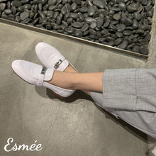 將圖片載入圖庫檢視器 White-leather-loafers-with-silver-plated-buckle-model-shots