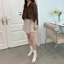 將圖片載入圖庫檢視器 Beige-Cotton-Skorts-with-Pocket-Design-model-shots-1
