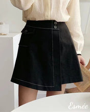 Load image into Gallery viewer, Black-Cotton-Skorts-with-Pocket-Design-model-shots-3
