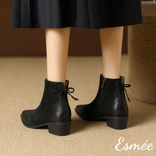 將圖片載入圖庫檢視器 Black-Lambskin-Leather-Ankle-Boots-with-Rear-Zippers-and-Bow-Knot-Design-model-shots
