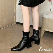 將圖片載入圖庫檢視器 Black-Leather-Ankle-Boots-with-Almond-Toe-and-Block-Heels-model-shots
