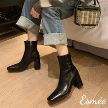 將圖片載入圖庫檢視器 Black-Leather-Ankle-Boots-with-Squared-Toe-and-Block-Heels-model-shots
