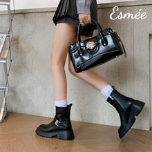 將圖片載入圖庫檢視器 Black-Leather-Ankle-Boots-with-Thickened-Outsole-and-Metal-Buckle-Design-model-shots
