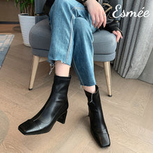 將圖片載入圖庫檢視器 Black-Leather-Ankle-Boots-with-Thin-Block-Heels-model-shots
