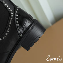 將圖片載入圖庫檢視器 Black-Leather-Chelsea-Boots-with-Alligator-Pattern-and-Rivet-Design-product-shots-detail
