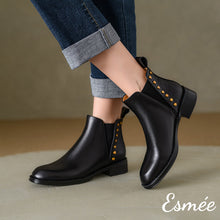 將圖片載入圖庫檢視器 Black-Leather-Chelsea-Boots-with-Rivet-and-Alligator-Pattern-Design-model-shots
