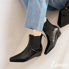 將圖片載入圖庫檢視器 Black-Leather-Chelsea-Boots-with-Wedge-Heels-model-shots
