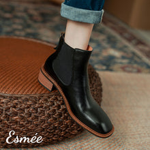 將圖片載入圖庫檢視器 Black-Leather-Chelsea-Boots-with-Welt-Design-model-shots
