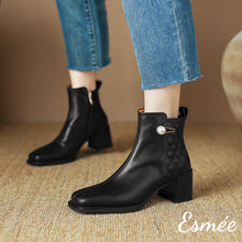 將圖片載入圖庫檢視器 Black-Leather-High-Heel-Ankle-Boots-with-Checkered-Design-model-shots
