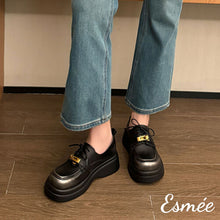 將圖片載入圖庫檢視器 Black-Leather-Loafers-with-Thickened-Outsole-and-Golden-Metal-Buckle-model-shots
