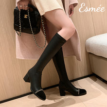 將圖片載入圖庫檢視器 Black-Leather-Long-Boots-with-Chain-Design-and-Black-Toe-Cap-model-shots
