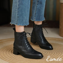 將圖片載入圖庫檢視器 Black-Leather-Marten-Boots-with-Brogue-Design-model-shots
