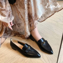 將圖片載入圖庫檢視器 Black-Leather-Pointed-Toe-Loafers-with-Metallic-Flower-Design-model-shots
