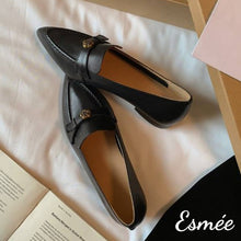 將圖片載入圖庫檢視器 Black-Leather-Pointed-Toe-Loafers-with-Metallic-Flower-Design-product-shots

