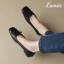 將圖片載入圖庫檢視器 Black-Leather-Squared-Toe-Flats-with-Woven-Design-model-shots
