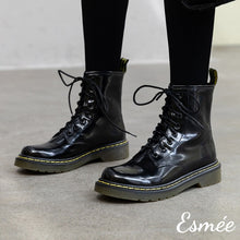 將圖片載入圖庫檢視器 Black-Shiny-Leather-Marten-Boots-with-Welt-Design-model-shots
