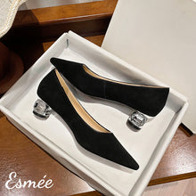 將圖片載入圖庫檢視器 Black-Suede-High-Heels-with-Diamond-Heels-product-shots
