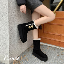 將圖片載入圖庫檢視器 Black-Suede-Snow-Boots-with-Sheep-Hair-Design-model-shots
