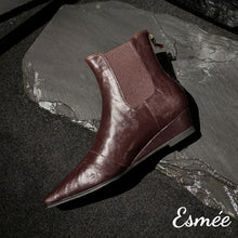 將圖片載入圖庫檢視器 Brown-Leather-Chelsea-Boots-with-Wedge-Heels-product-shots
