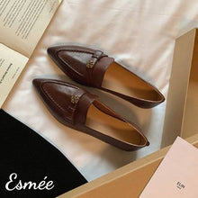 將圖片載入圖庫檢視器 Brown-Leather-Pointed-Toe-Loafers-with-Metallic-Flower-Design-product-shots
