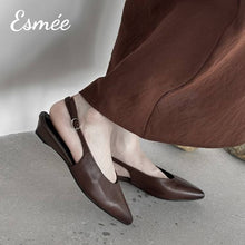 將圖片載入圖庫檢視器 Brown-Leather-Slingback-with-pointed-Toe-Design-model-shots
