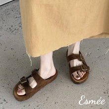 將圖片載入圖庫檢視器 Brown-Suede-Flat-Sandals-with-Double-Thick-Straps-Design-model-shots
