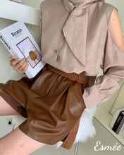 將圖片載入圖庫檢視器 Brown-Synthetic-Leather-Short-Pants-model-shots-1
