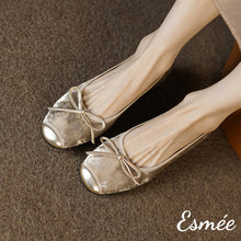 將圖片載入圖庫檢視器 Champagne-Suede-Ballerina-Low-Heels-with-Golden-Toe-Cap-andBow-Knot-model-shots
