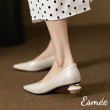 將圖片載入圖庫檢視器 Ivory-Embossed-Leather-Heels-with-Special-Designed-Heels-model-shots
