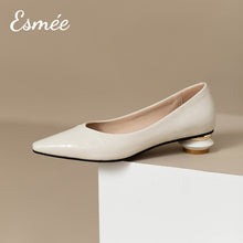 將圖片載入圖庫檢視器 Ivory-Embossed-Leather-Heels-with-Special-Designed-Heels-product-shots
