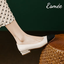 將圖片載入圖庫檢視器 Ivory-Leather-Flats-with-Mini-Pearl-Heels-and-Black-Toe-Cap-model-shots
