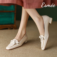 將圖片載入圖庫檢視器 Ivory-Leather-High-Heel-Loafers-with-artful-knots-model-shots
