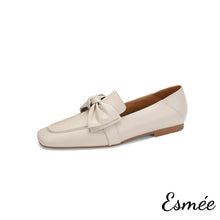 將圖片載入圖庫檢視器 Ivory-Leather-Loafers-with-Bow-Knot-Design-product-shots-white-background
