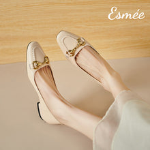 將圖片載入圖庫檢視器 Ivory-Leather-Loafers-with-Horsebit-Design-model-shots
