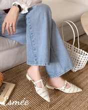 將圖片載入圖庫檢視器 Ivory-Leather-Mules-with-Roman-and-T-Strap-Design-model-shots
