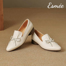 將圖片載入圖庫檢視器 Ivory-Leather-Pointed-Toe-Loafers-with-Bow-Knot-Design-product-shots
