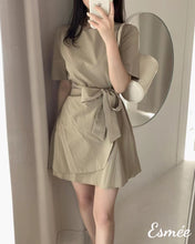 將圖片載入圖庫檢視器 Khaki-Cotton-One-Piece-with-Bow-Knot-model-shots
